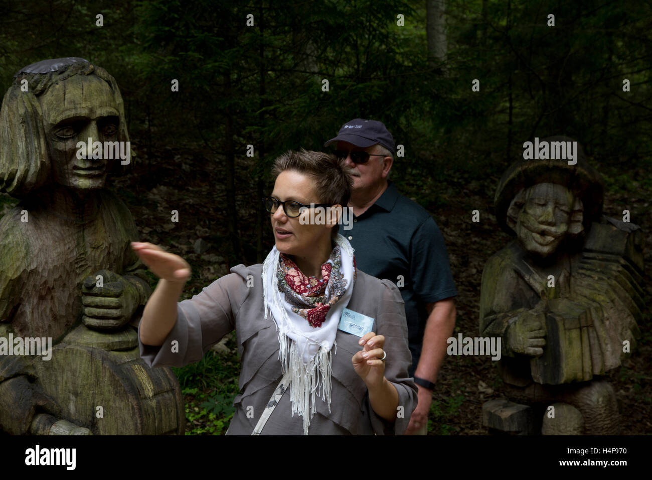 Un guide local conduit les visiteurs dans une visite de la Colline des Sorcières, site d'un assemblage de plus de 80 mâts-comme des sculptures. Banque D'Images