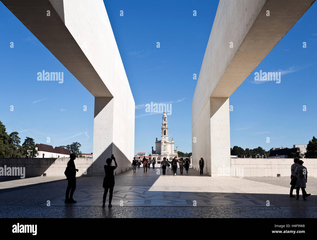 La Basilique de Notre-Dame du Rosaire de Fatima vu de la nouvelle église de la Très Sainte Trinité à Fatima, Portugal Banque D'Images