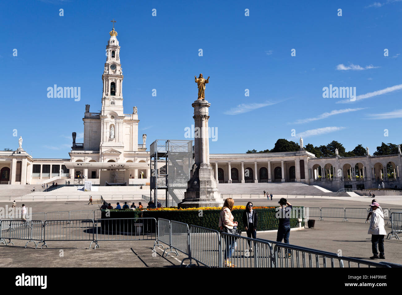 La Basilique de Notre-Dame du Rosaire de Fatima vu de la nouvelle église de la Très Sainte Trinité à Fatima, Portugal Banque D'Images