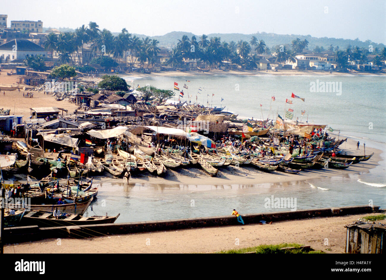 Village de pêcheurs vue depuis le château d'Elmina, Ghana, Afrique Banque D'Images