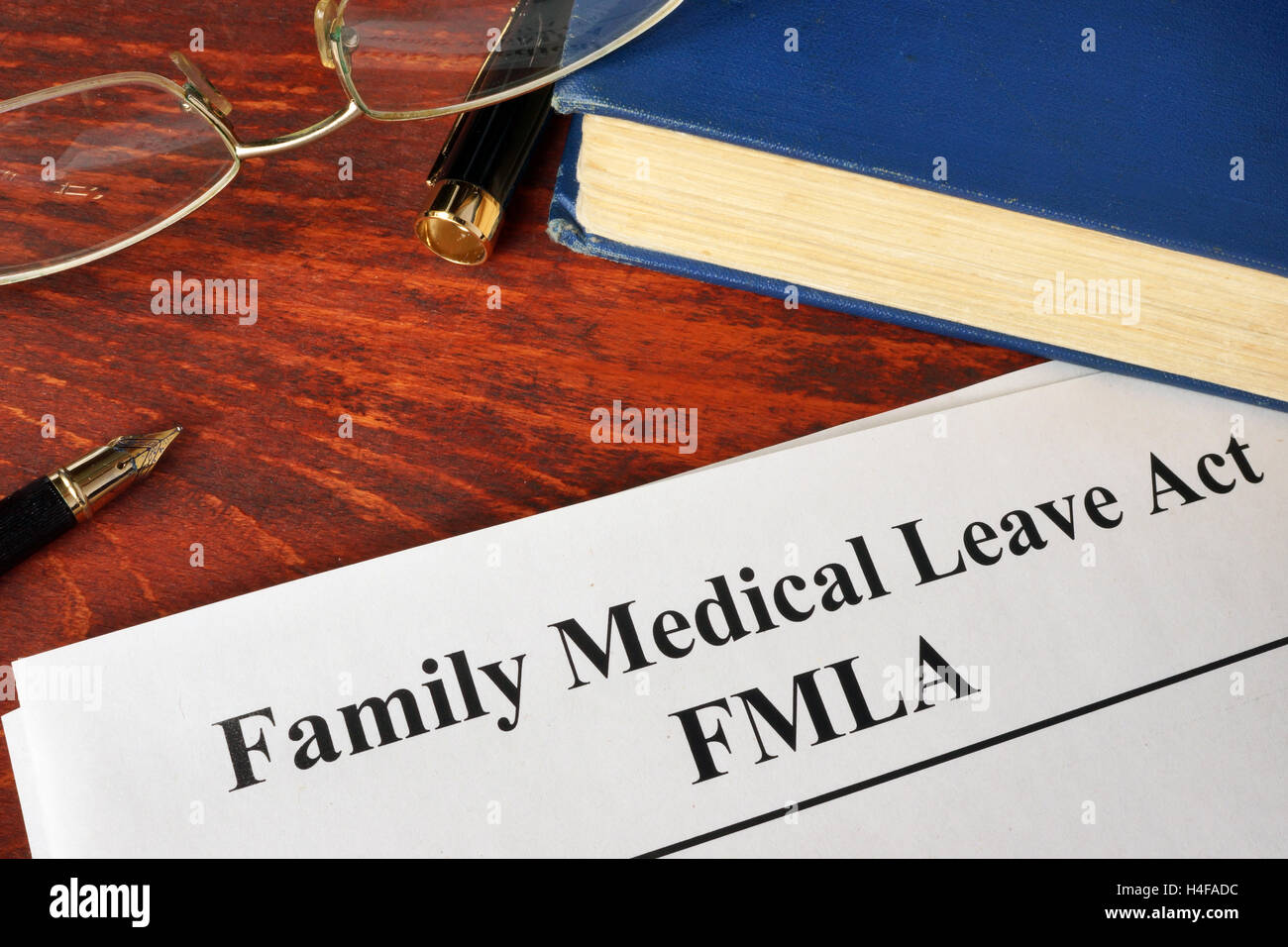 FMLA Family Medical Leave Act et un livre. Banque D'Images