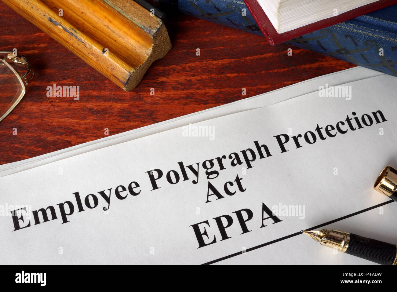 La protection de l'EPPA Polygraphe employé et un livre. Banque D'Images