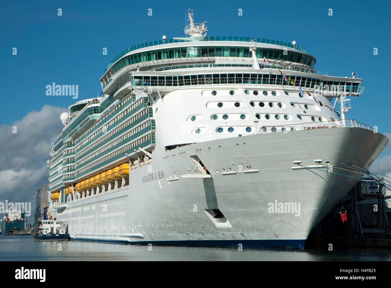 Bateau de croisière Navigator of the Seas du City Cruise Terminal à Southampton avant de partir en croisière à l'Espagne sa dernière Banque D'Images