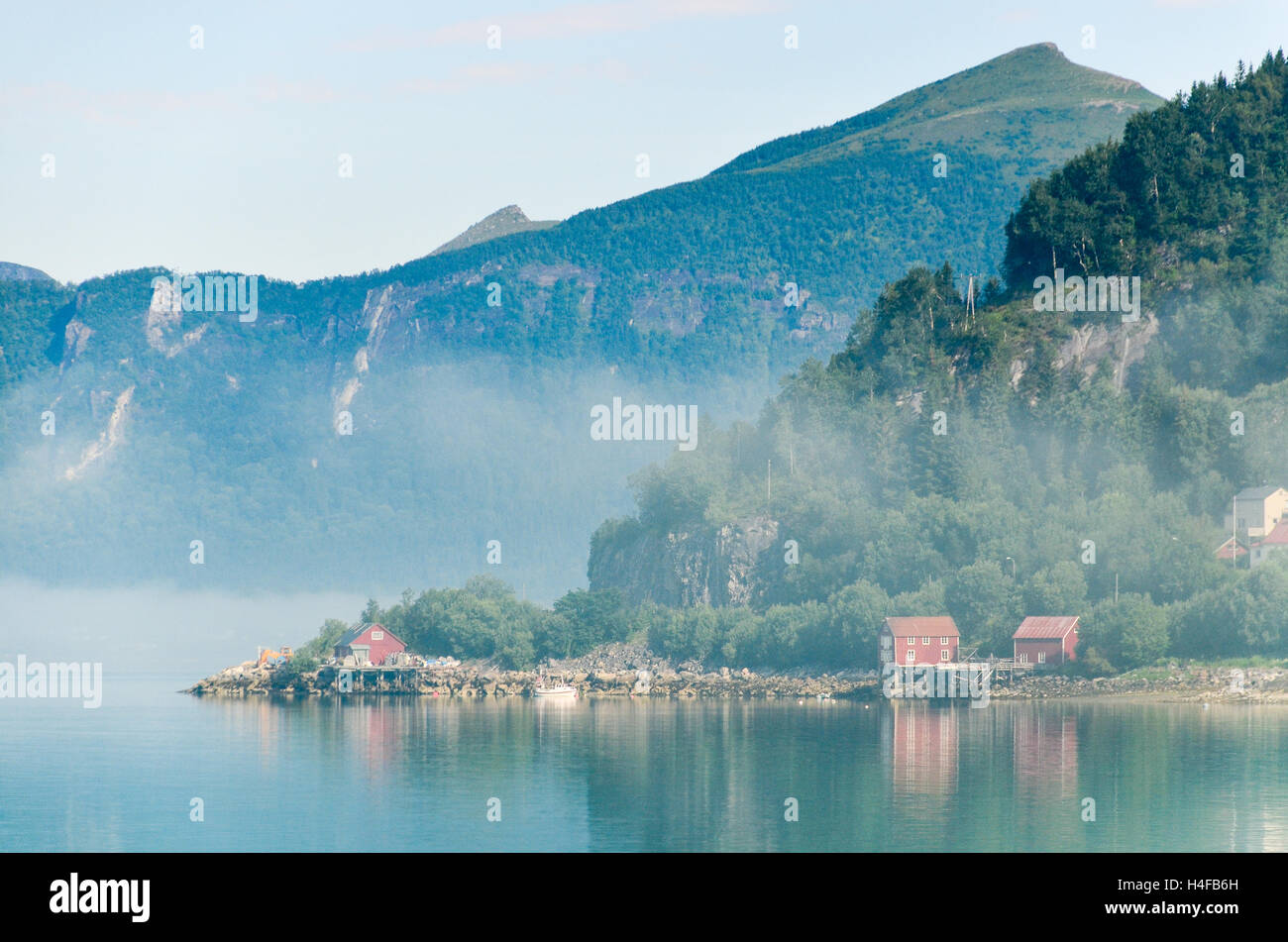 Cabines par les eaux de Glomfjord, dans le Nord de la Norvège Banque D'Images