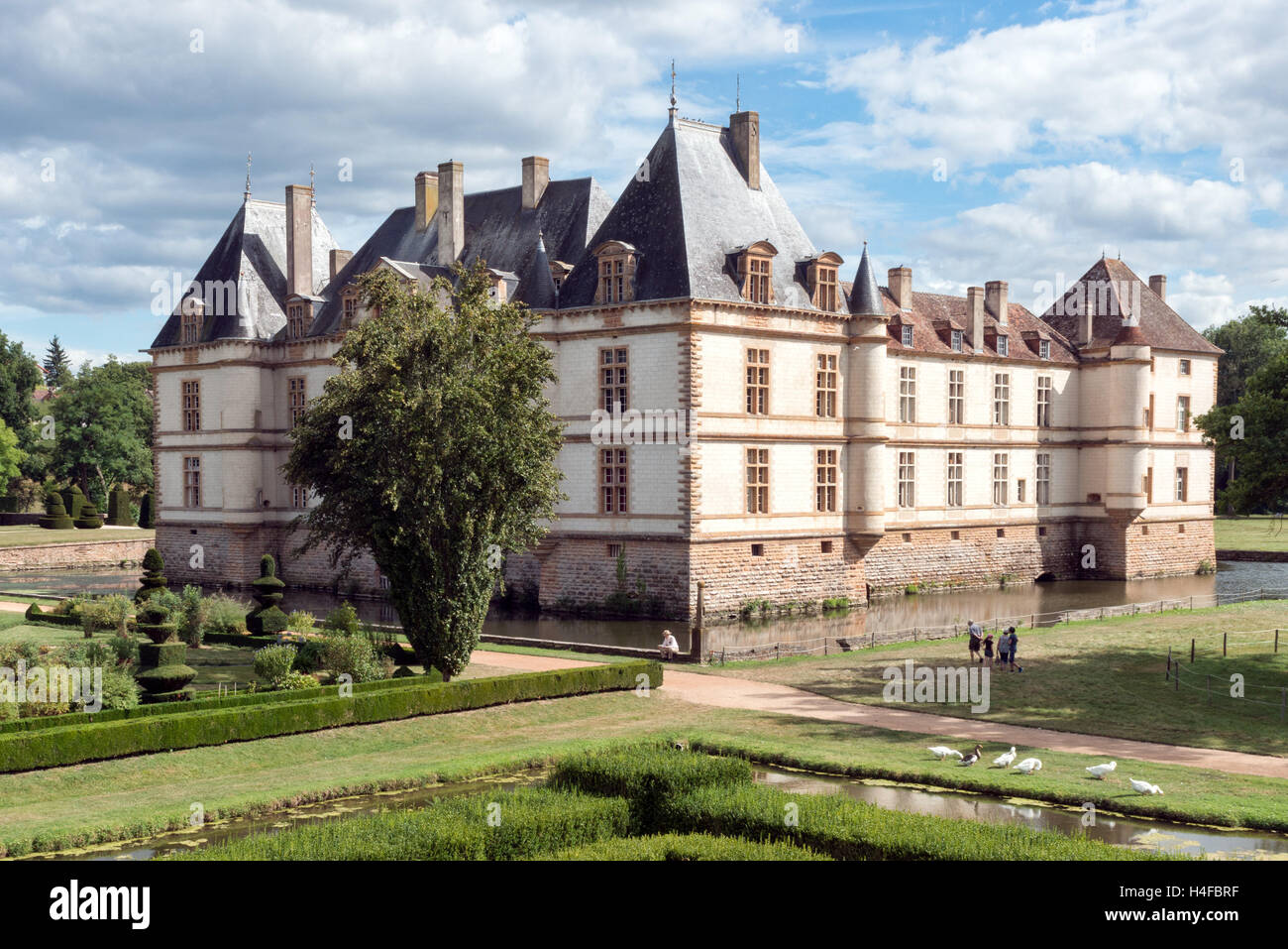 Vue de l'historique renaissance bourguignonne CHÂTEAU DE CORMATIN sur une journée ensoleillée Banque D'Images