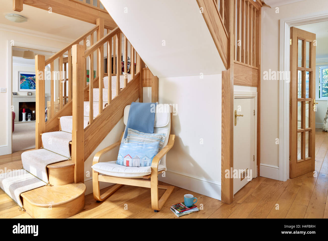 Le hall d'entrée d'une maison moderne indiquant la disposition de la propriété, avec escaliers, planchers en chêne et portes Banque D'Images