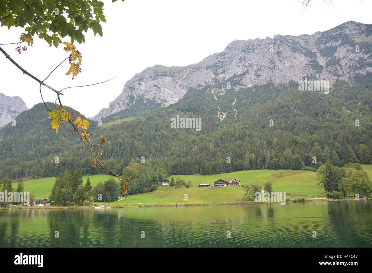 Ramsau, Allemagne - 24 août 2016 - Beau lac Hintersee avec bateaux et la montagne Hochkalter Banque D'Images