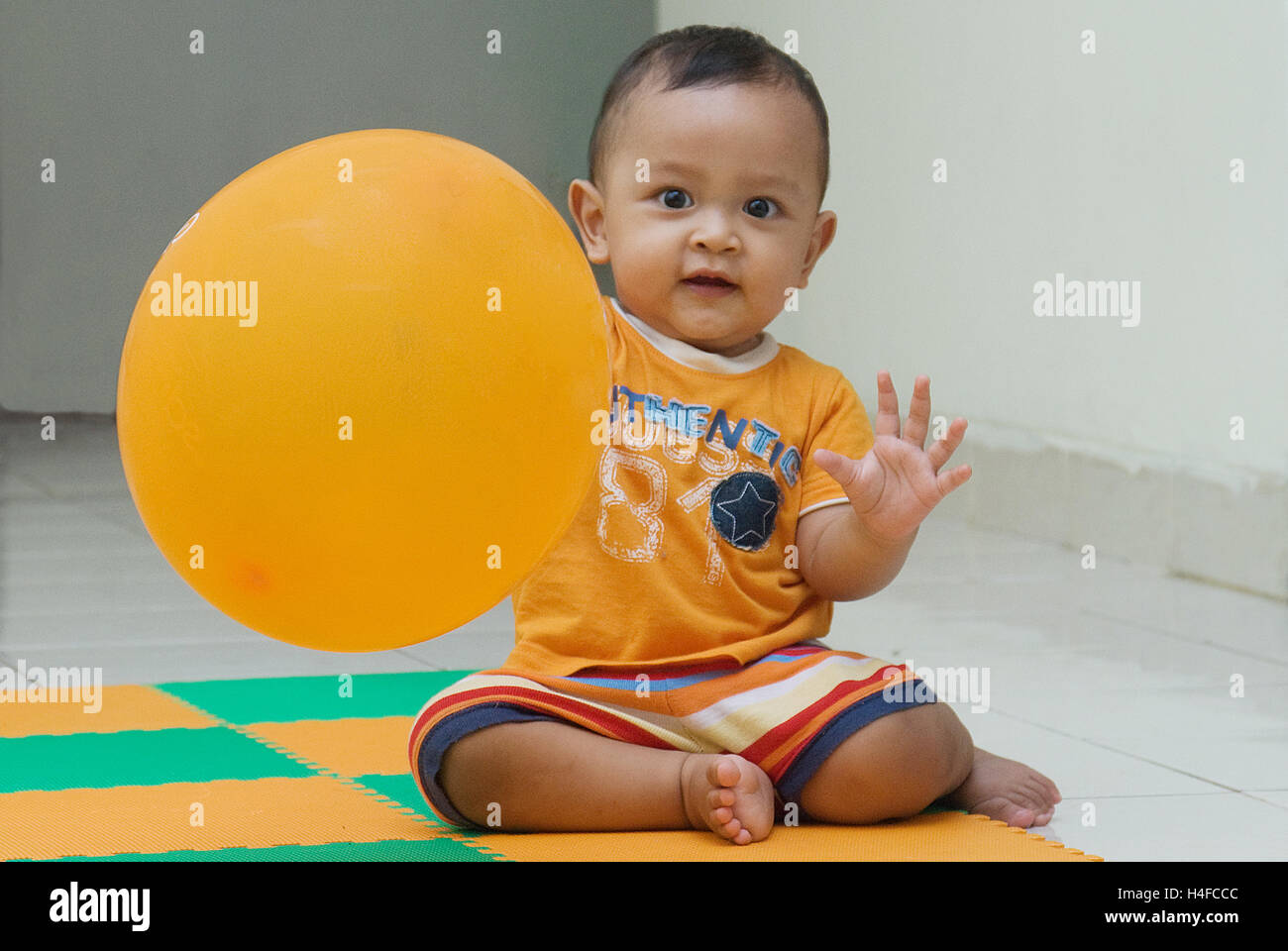 Un enfant, pour les enfants, l'apprentissage, le jeu ballon, regardez avec happy face Banque D'Images