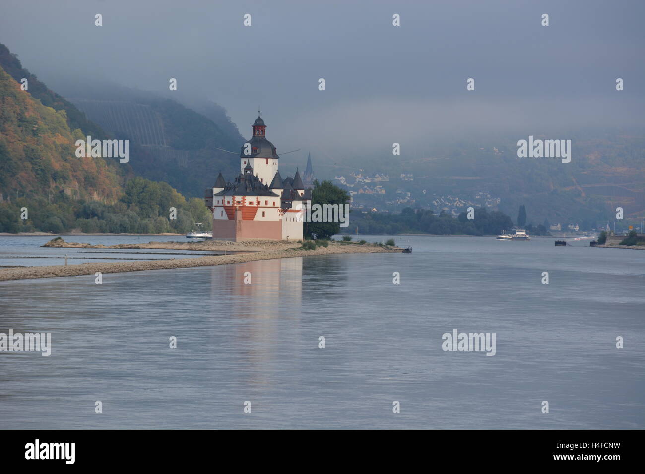 Lorchhausen, Allemagne - 17 septembre 2016 - Très beau château Pfalzgrafenstein près de Kaub en Rhin pendant le lever du soleil Banque D'Images