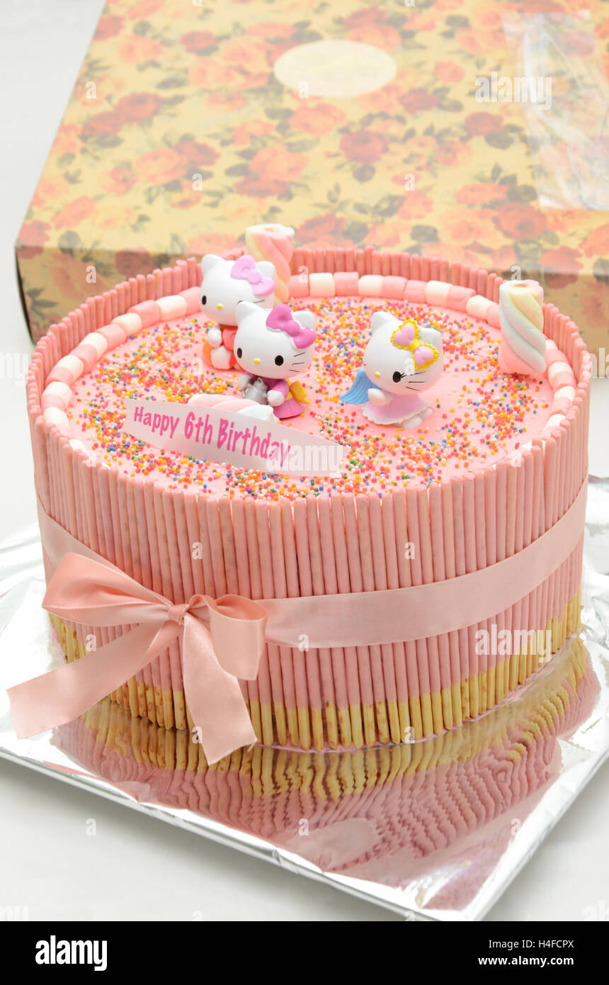 Gateau D Anniversaire Avec Hello Kitty Figurine Jouets Avec Baton De Poche Couleur Rose Photo Stock Alamy Gateau D Anniversaire Avec Hello Kitty Figurine Jouets Avec Baton De Poche Couleur Rose Photo Stock Alamy