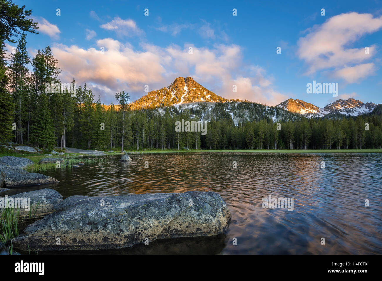 Anthony Lake, et la montagne de visée, Elkhorn Montagnes, Wallowa-Whitman National Forest, l'Est de l'Oregon. Banque D'Images