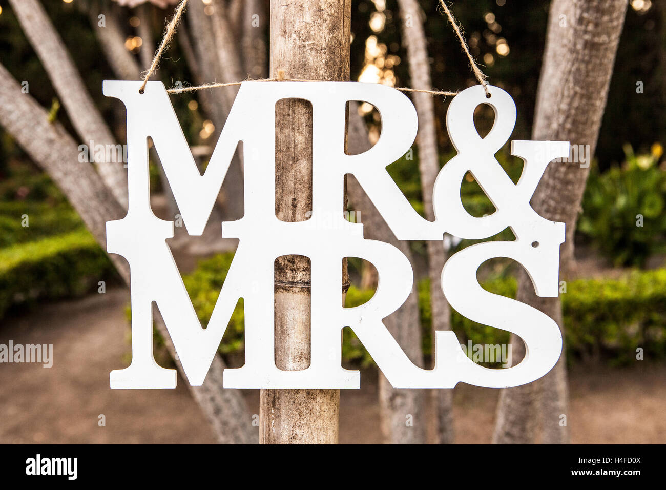 M. et Mme White Wedding lettres hanging signe de poteau en bois avec jardin sur l'arrière-plan Banque D'Images