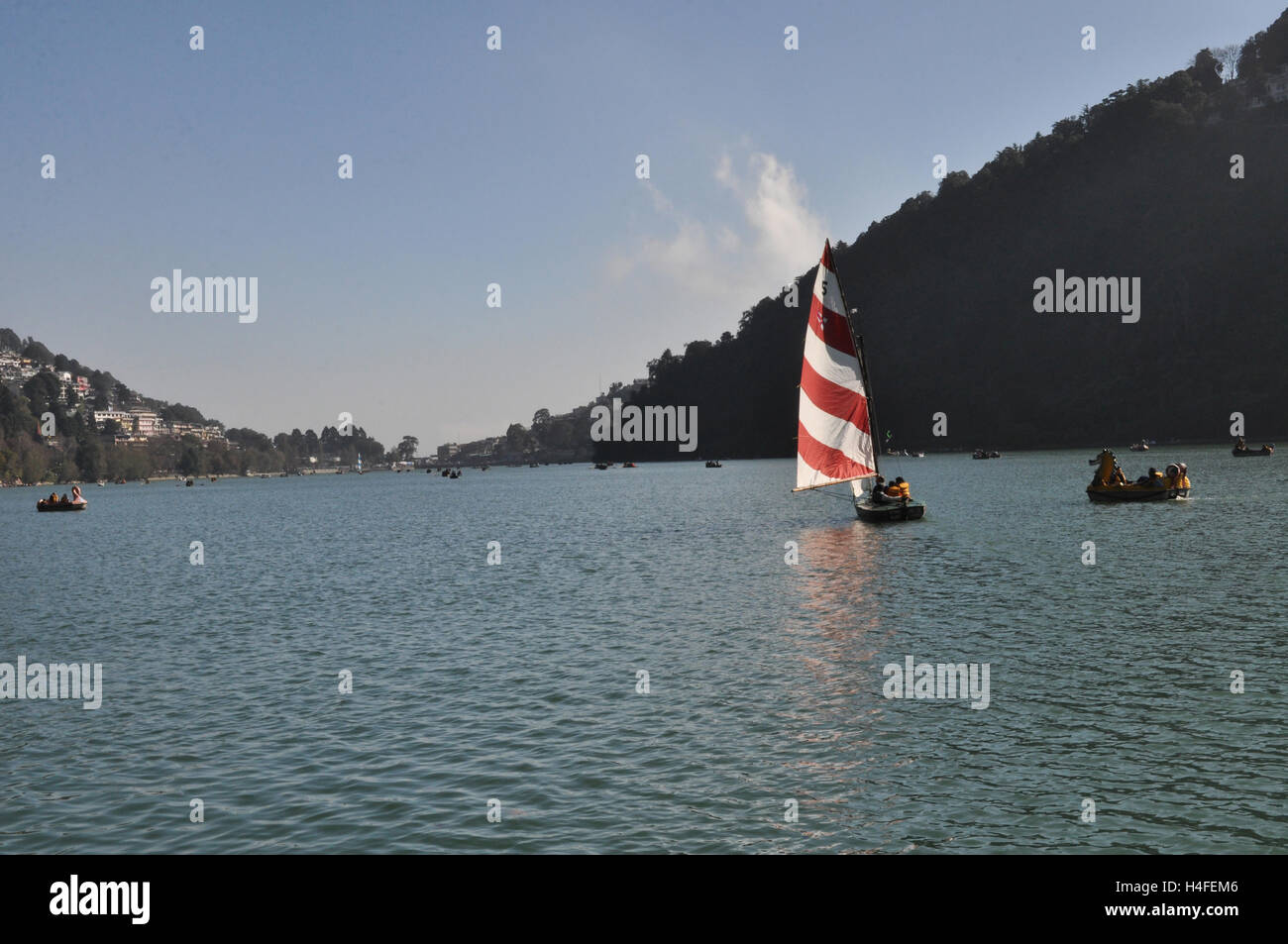 , Nainital Uttarakhand, Inde- Novembre 13, 2015 : location de bateau à dans le Nainil au lac de Nainital, Mallital, Uttarakhand, Inde. N Banque D'Images