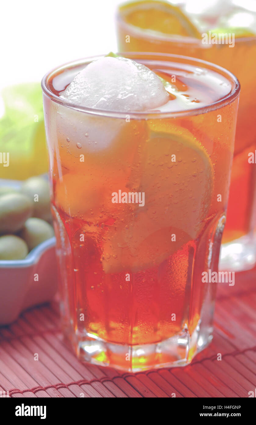 Spritz apéritif avec des glaçons et des tranches d'orange Banque D'Images