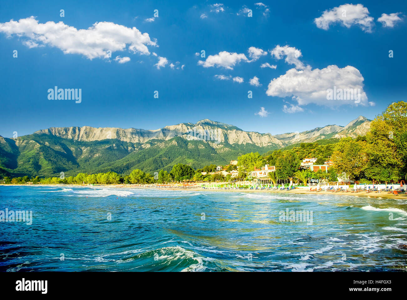 La plage de Psili Ammos, l'île de Thassos, en Grèce. Il est connu sous le nom de Golden Beach. Il est situé entre Skala Potamia Panagia et Skala. Banque D'Images