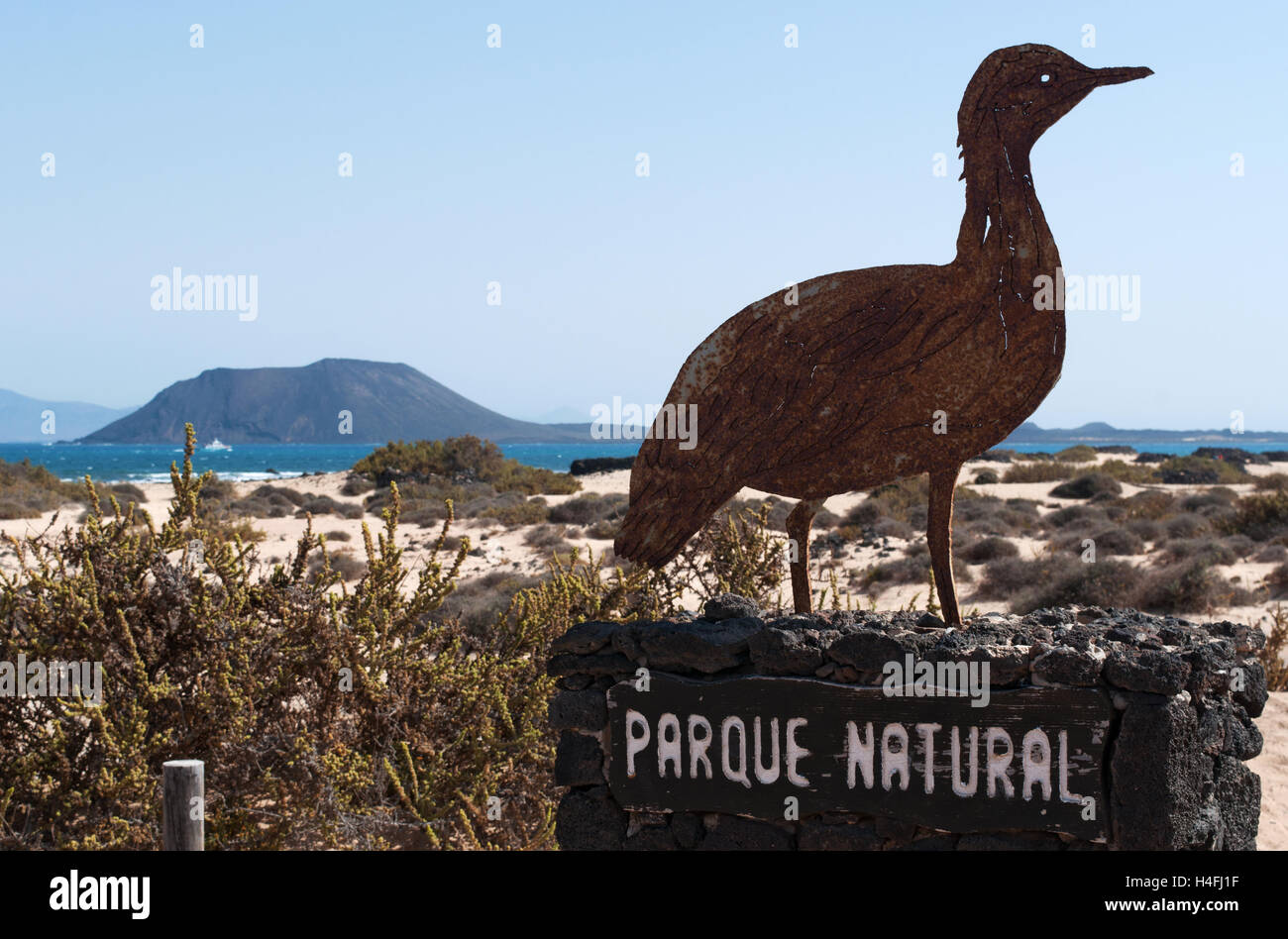 Fuerteventura : le signe de Sand Dunes National Park dans la forme d'un oiseau et de voir l'île de Lobos Banque D'Images
