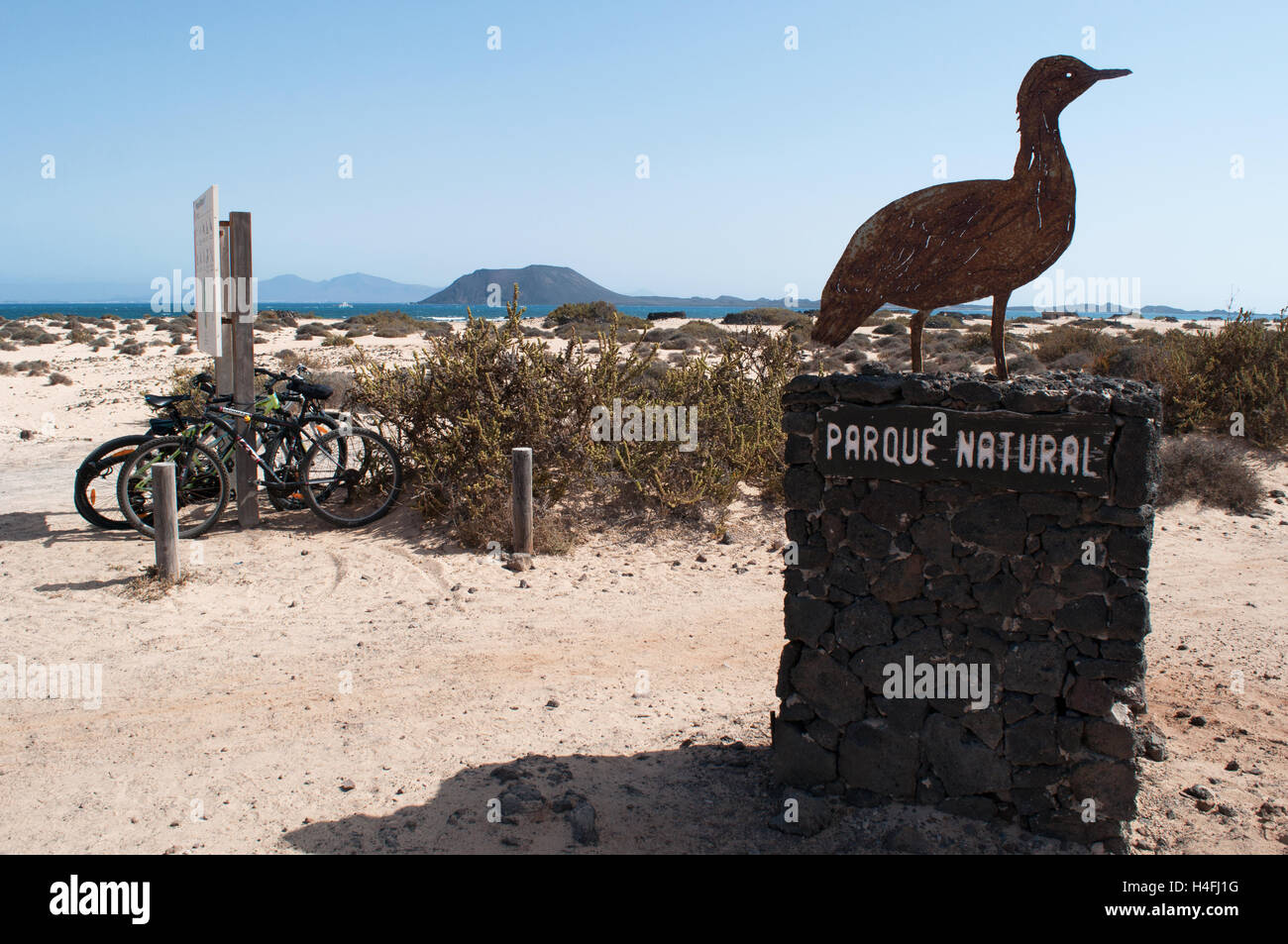 Fuerteventura : le signe de Sand Dunes National Park dans la forme d'un oiseau et de voir l'île de Lobos Banque D'Images