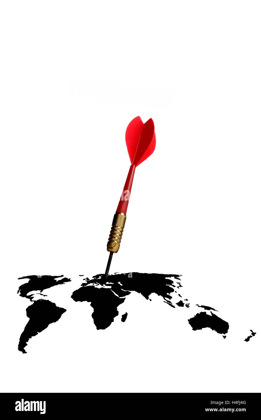 Une carte du monde frapper dart - concept de but d'affaires Banque D'Images