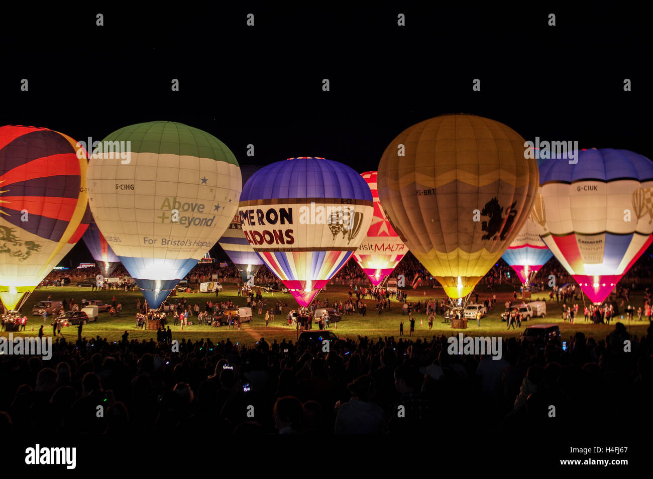 Montgolfières alignés pour 2016 Bristol Balloon Fiesta night brille Banque D'Images