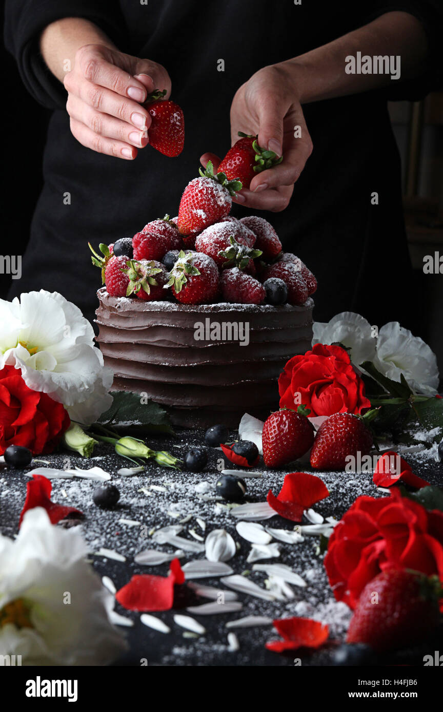 Gateau Au Chocolat A La Fraise Et Framboise La Decoration Avec Des Fleurs Sur Fond Noir Photo Stock Alamy