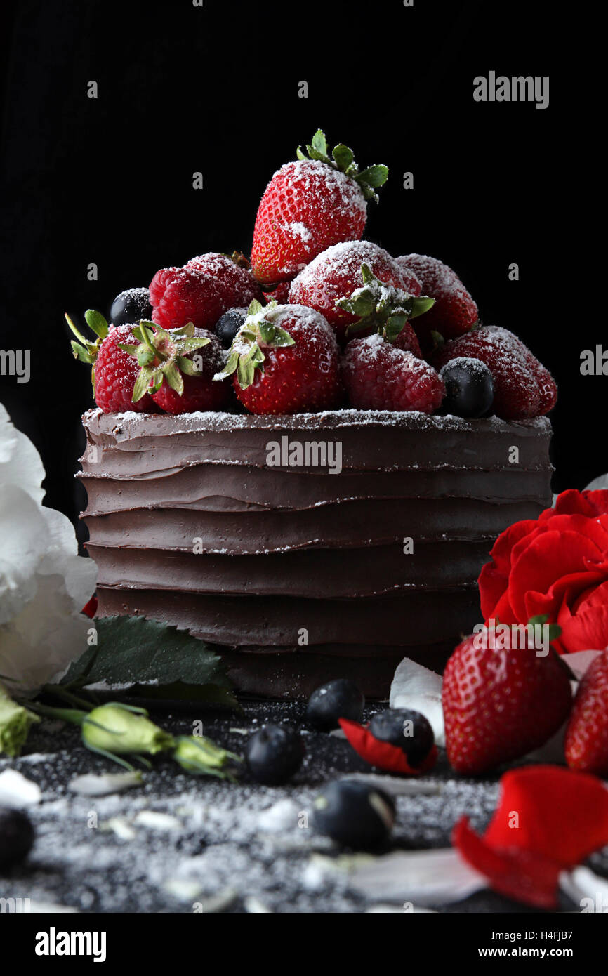 Gateau Au Chocolat A La Fraise Et Framboise La Decoration Avec Des Fleurs Sur Fond Noir Photo Stock Alamy