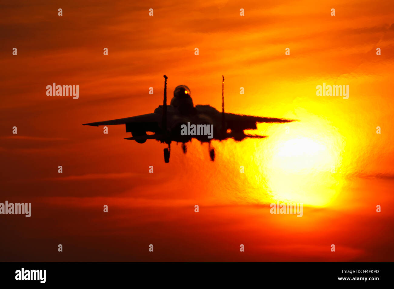 USAF F-15E Eagle traversant le soleil couchant à RAF Lakenheath Banque D'Images