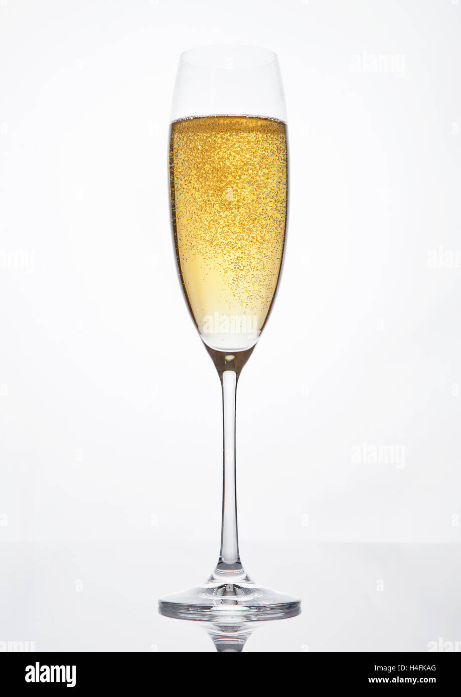 Le verre à champagne avec des bulles sur fond blanc Banque D'Images