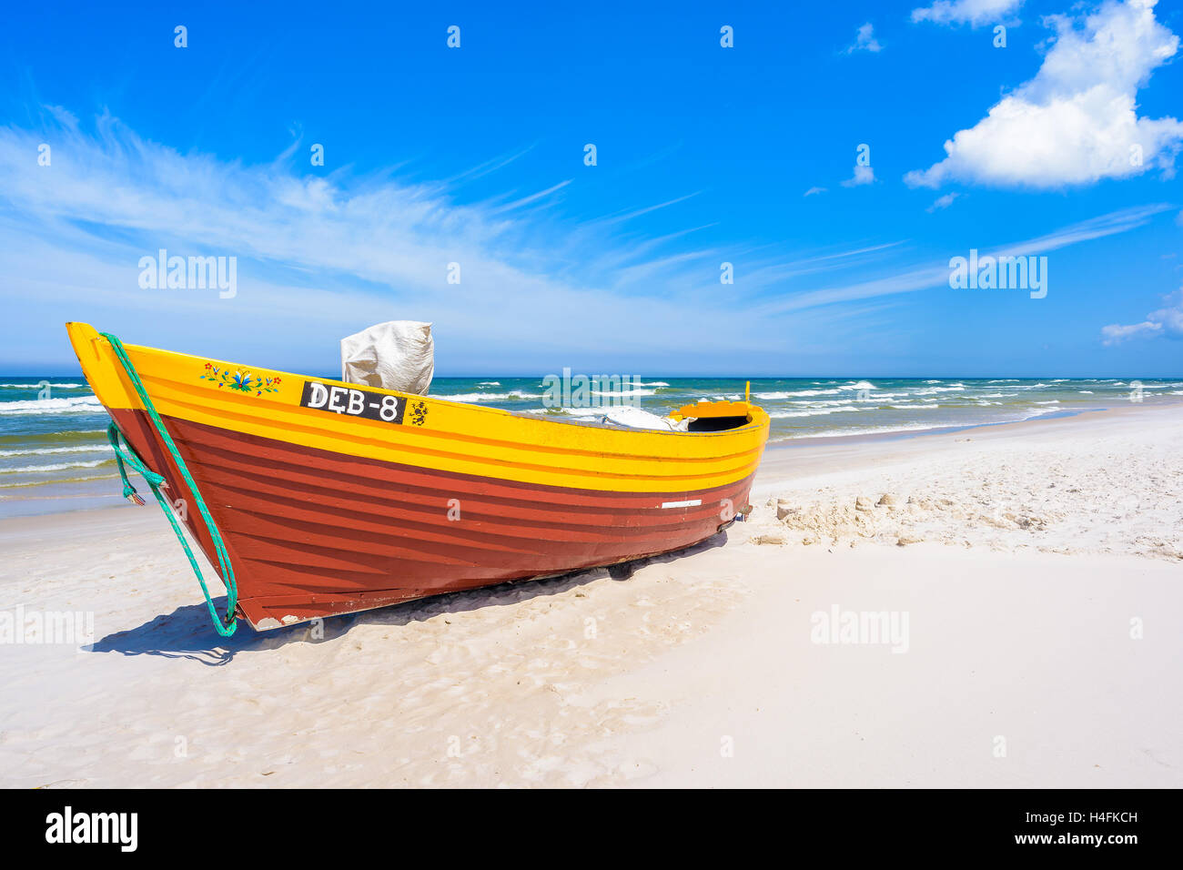 Plage DE LA MER BALTIQUE, LA POLOGNE - JUN 18, 2016 : bateau de pêche colorés sur la plage de sable de Debki. Le littoral de la Pologne a une longueur de 770 km. Banque D'Images