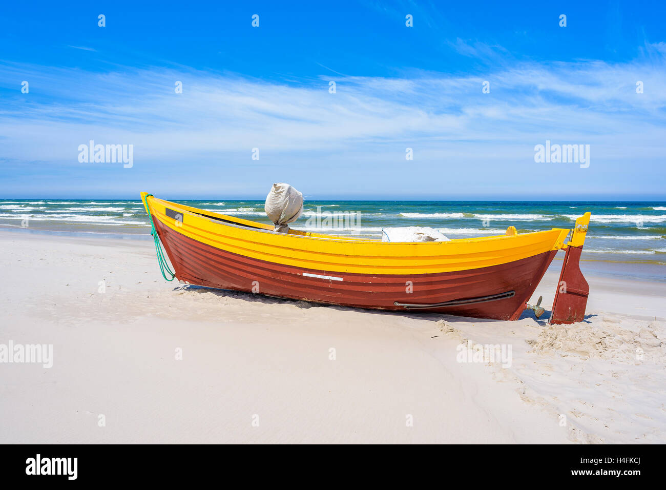 Bateau de pêche colorés sur la plage de sable de Debki, mer Baltique, Pologne Banque D'Images