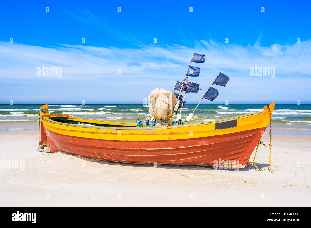 Bateau de pêche colorés sur la plage de sable de la mer Baltique, Pologne Banque D'Images