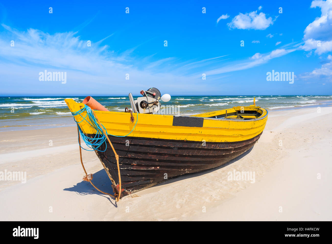Bateau de pêche colorés sur la plage de sable de la mer Baltique, Pologne Banque D'Images