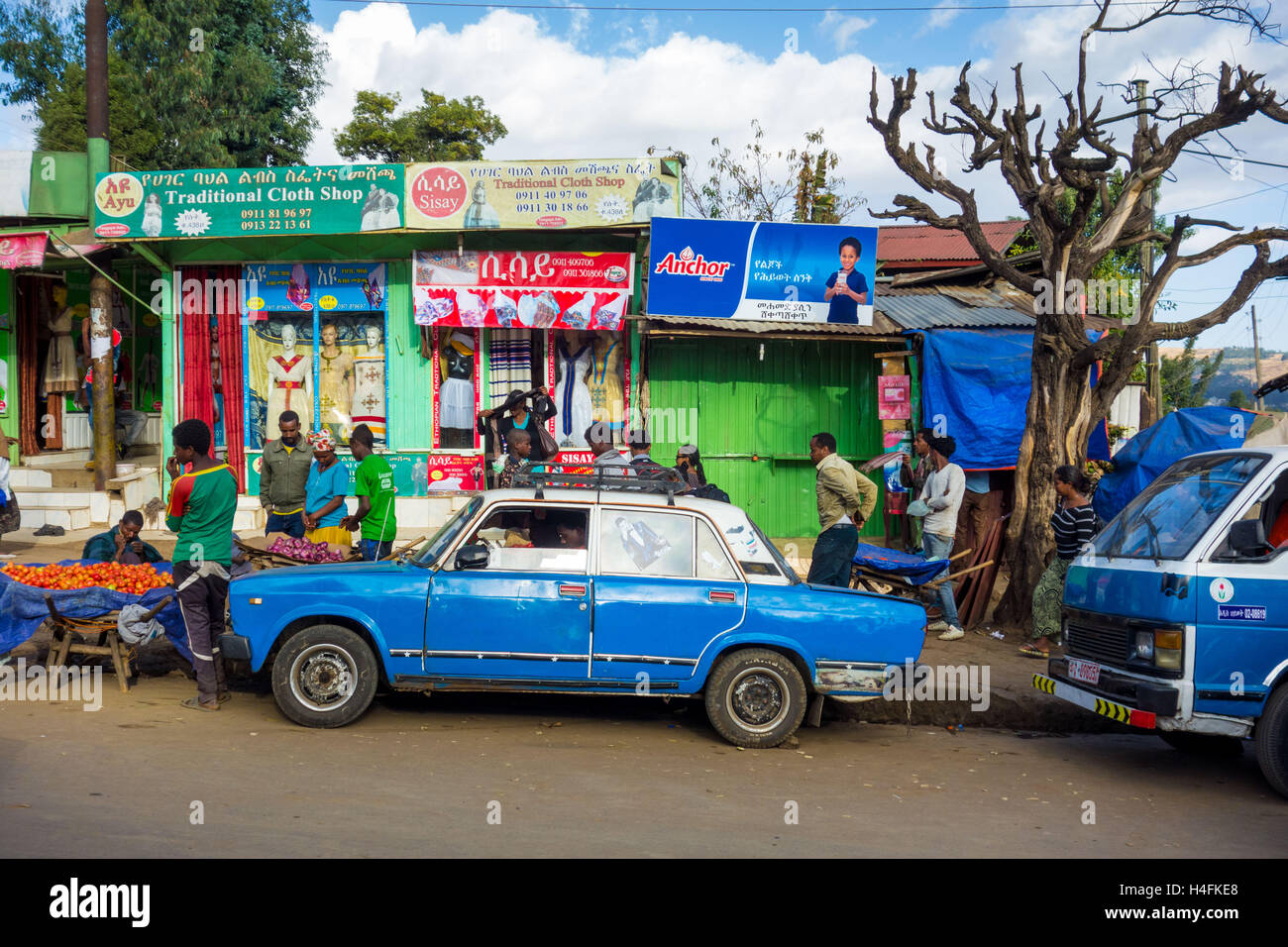 Un taxi en face d'un bloc de magasins à Addis-Abeba, Ethiopie Banque D'Images
