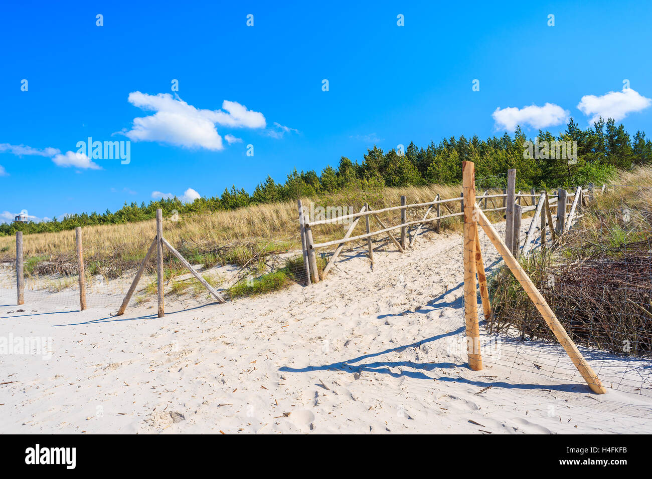 Entrée de belle plage de sable en Lubiatowo village côtier, mer Baltique, Pologne Banque D'Images