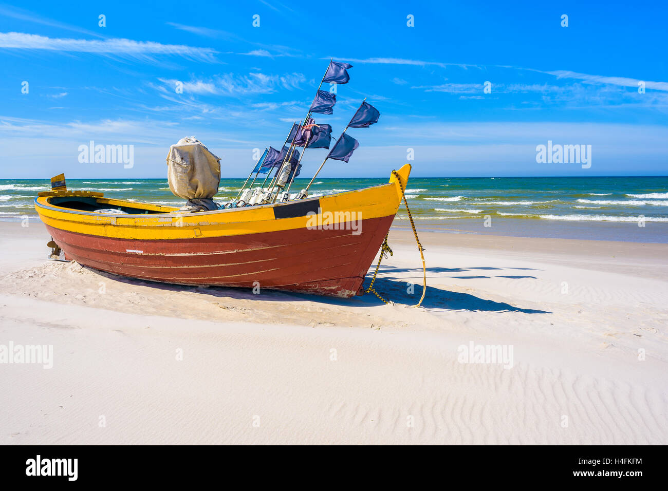 Bateau de pêche traditionnel coloré sur la plage de sable de la mer Baltique, la Pologne Debki en Banque D'Images