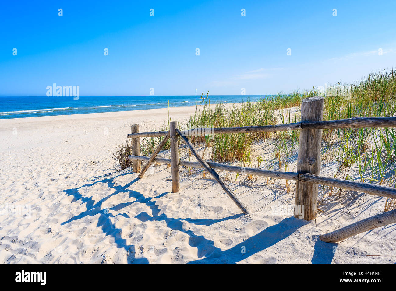 Entrée de belle plage de sable en Lubiatowo village côtier, mer Baltique, Pologne Banque D'Images