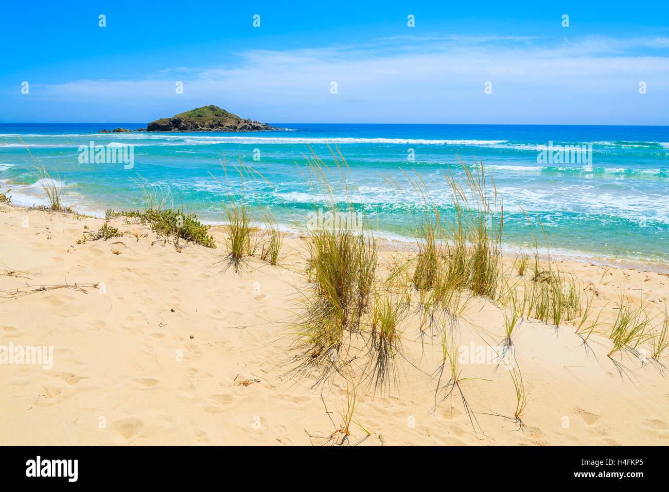 L'herbe sur dune de sable à Chia et sur la mer turquoise, l'île de Sardaigne, Italie Banque D'Images