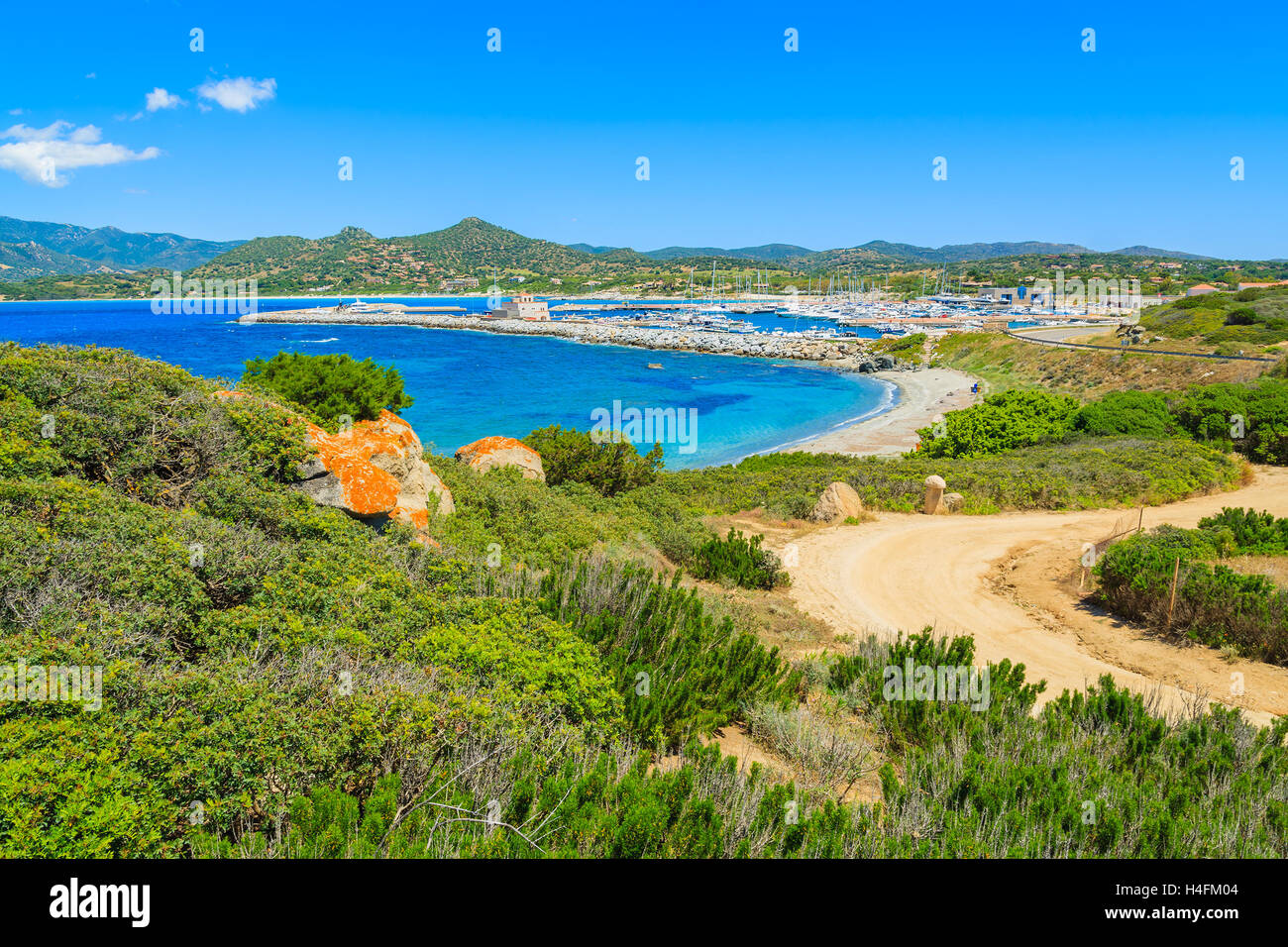 Vue sur rue à côte de la Sardaigne et l'île de la baie de Porto Giunco avec port, Italie Banque D'Images