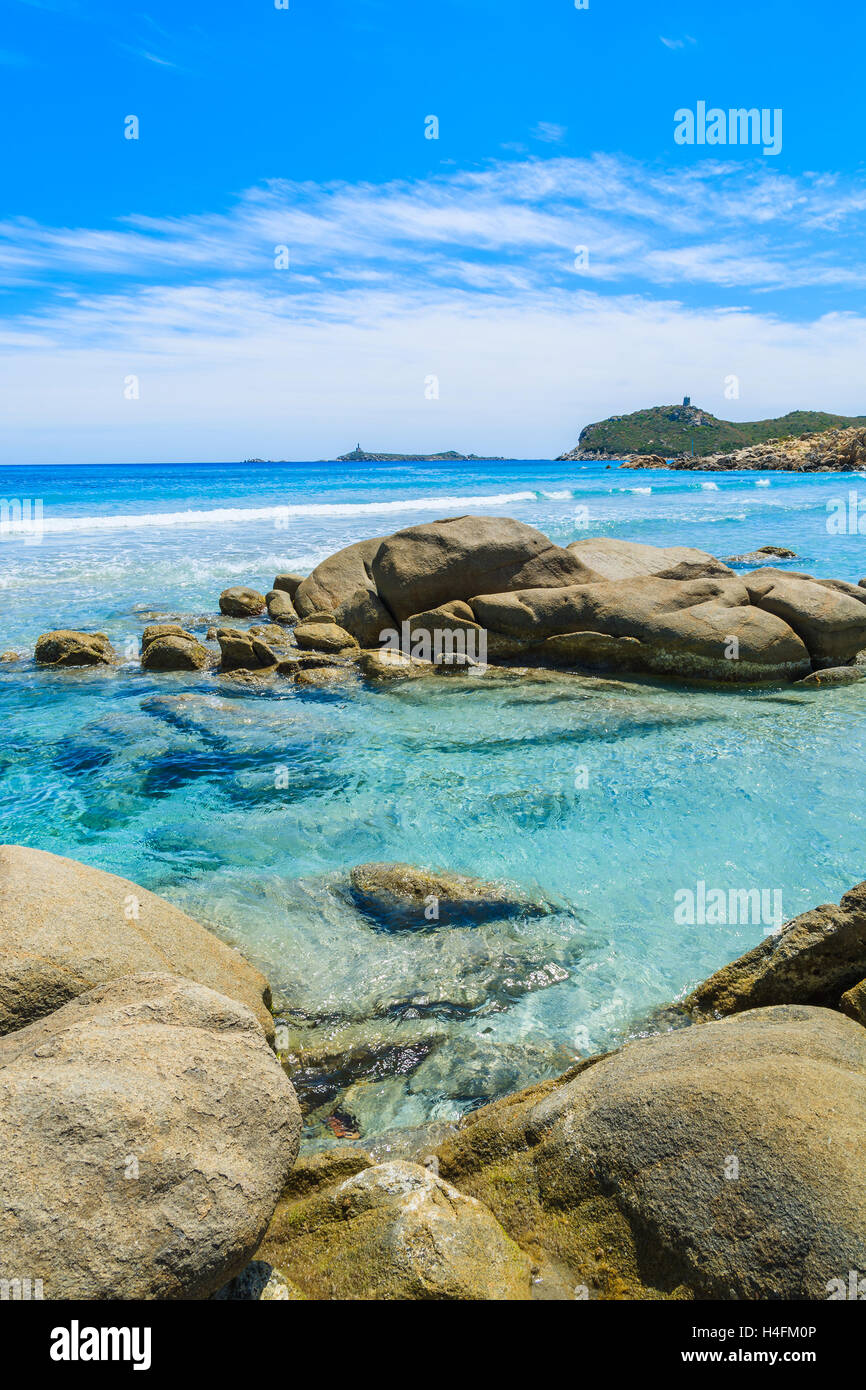 Rochers sur la plage de Villasimius et clair comme de l'eau de mer turquoise, l'île de Sardaigne, Italie Banque D'Images