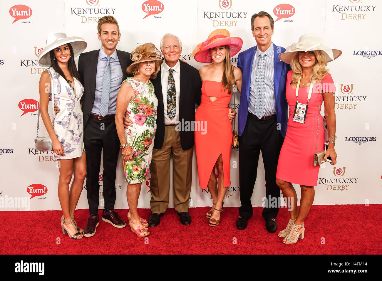 L'Ancien receveur de la NFL et de la NFL en cours avec la famille commentateur sur tapis rouge. Banque D'Images