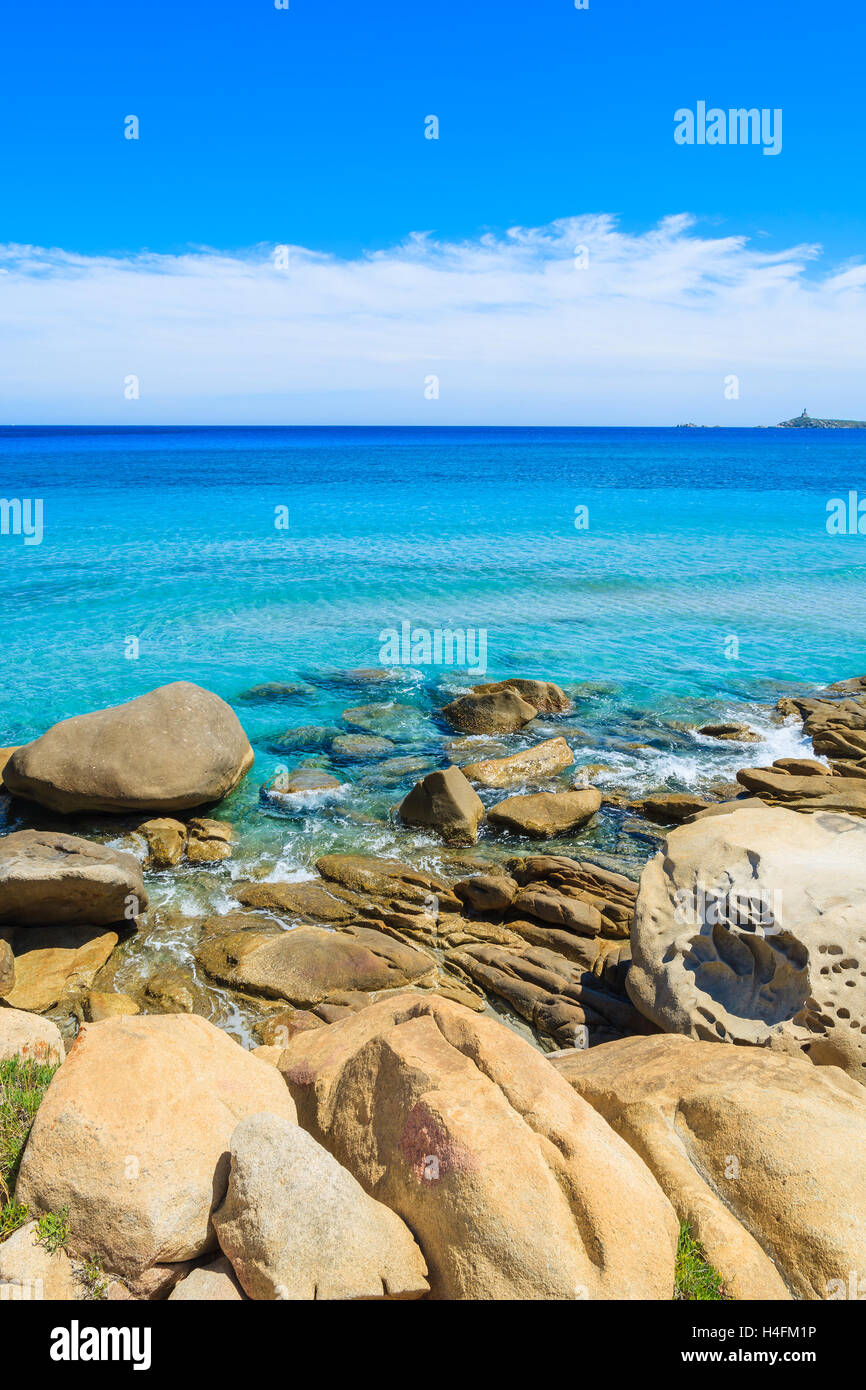 Rochers dans la mer turquoise de l'eau sur l'île de la Sardaigne à Porto Giunco bay, la péninsule de Villasimius, Italie Banque D'Images