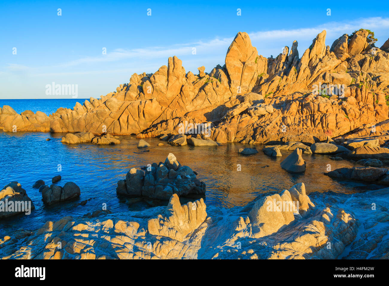 Les roches dans la lumière au coucher du soleil sur la plage de Porto Giunco, Sardaigne, île, Italie Banque D'Images