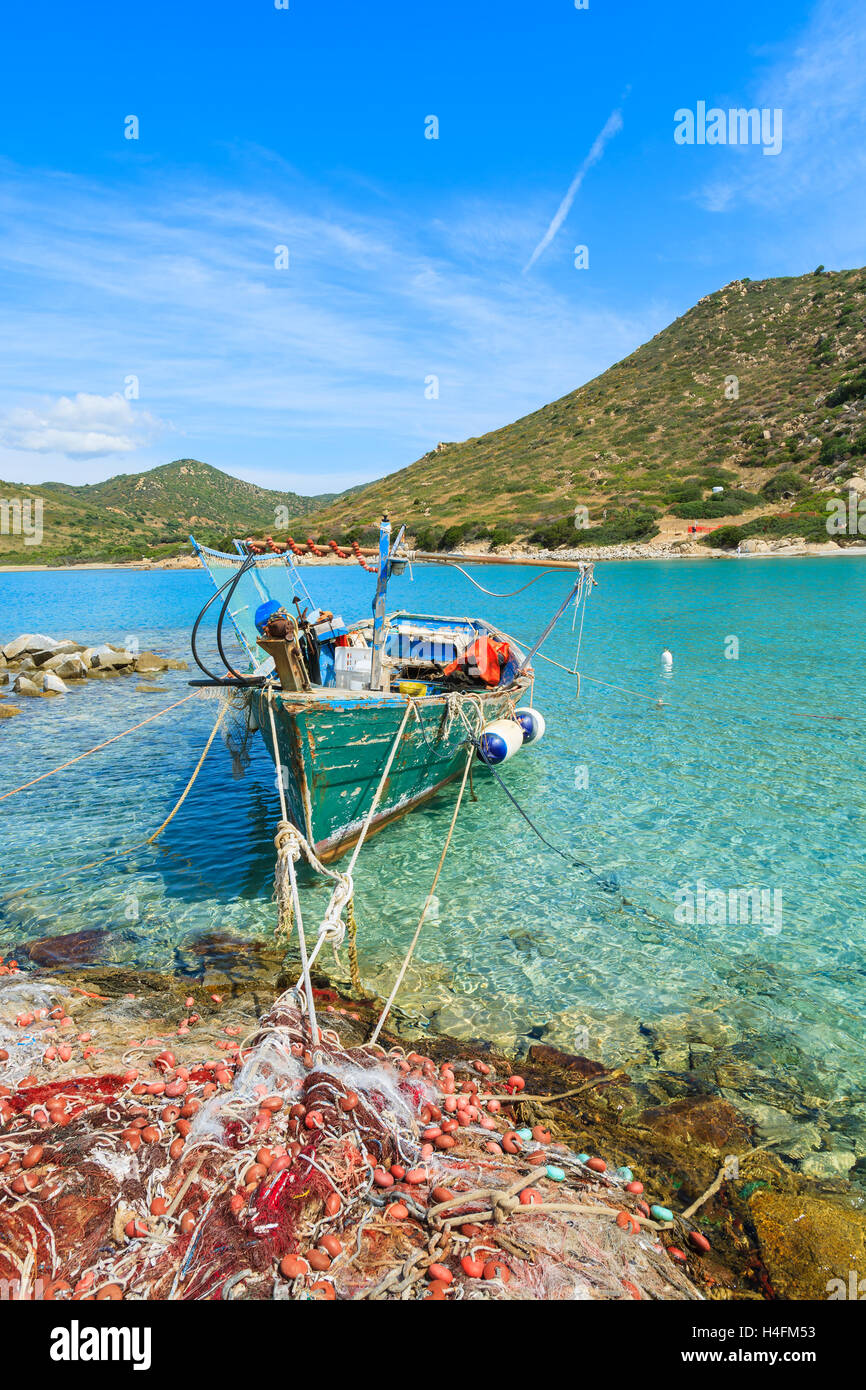 Vieux bateau de pêche sur la mer turquoise de l'eau à Punta Molentis Bay, île de la Sardaigne, Italie Banque D'Images