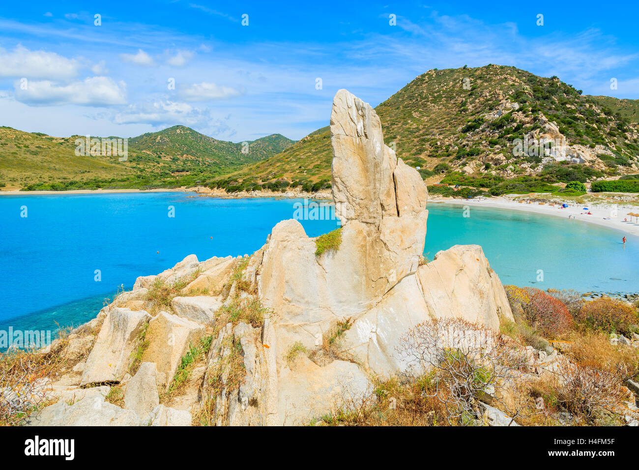 Vue sur les rochers et l'eau de mer azure magnifique de Punta Molentis Bay, île de Sardaigne, Italie Banque D'Images