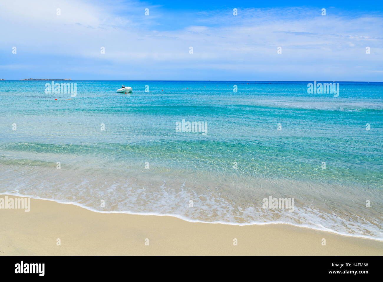 Distance en bateau blanc sur la mer turquoise de l'eau plage de Porto Giunco, Sardaigne, île, Italie Banque D'Images