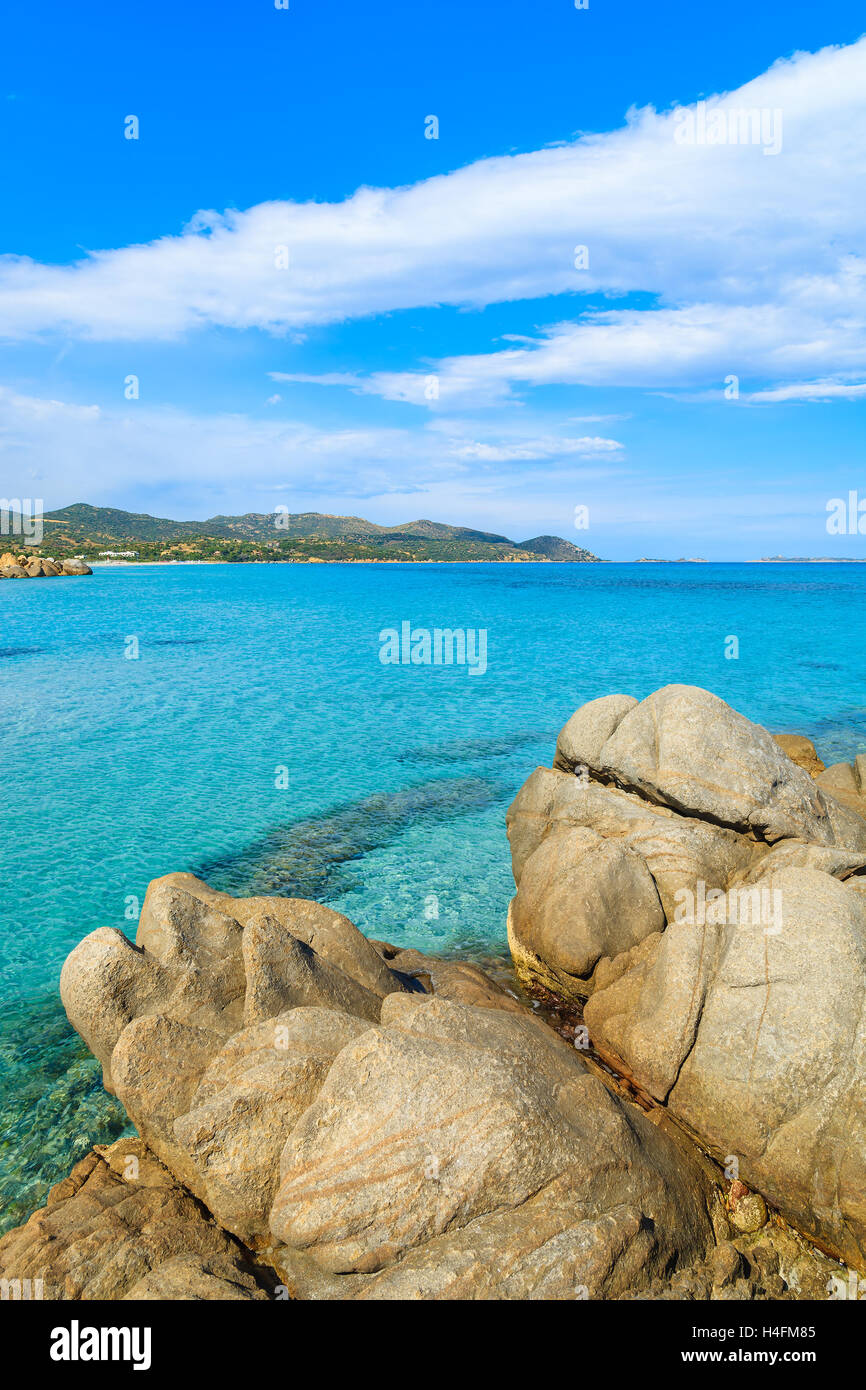 Rochers sur la plage de Porto Giunco et clair comme de l'eau de mer turquoise, l'île de Sardaigne, Italie Banque D'Images