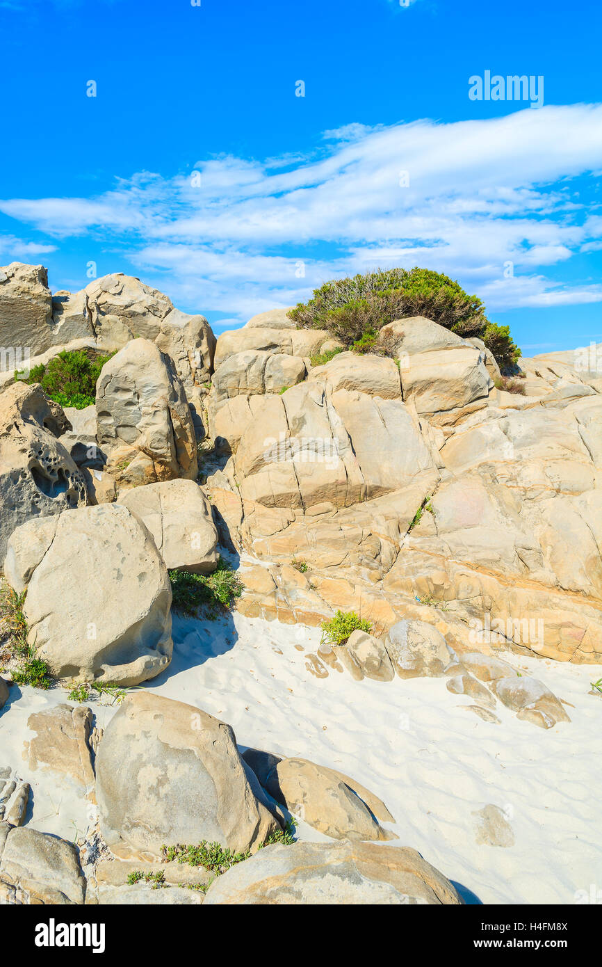 Les roches des dunes de sable de Porto Giunco, plage de l'île de la Sardaigne, Italie Banque D'Images