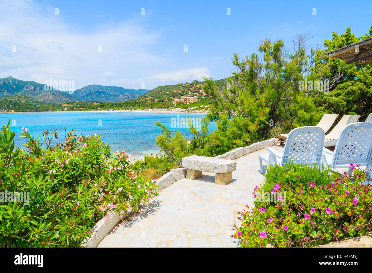 Chaises sur terrasse avec vue sur la côte de la Sardaigne, près de la plage de Campulongu, Italie Banque D'Images