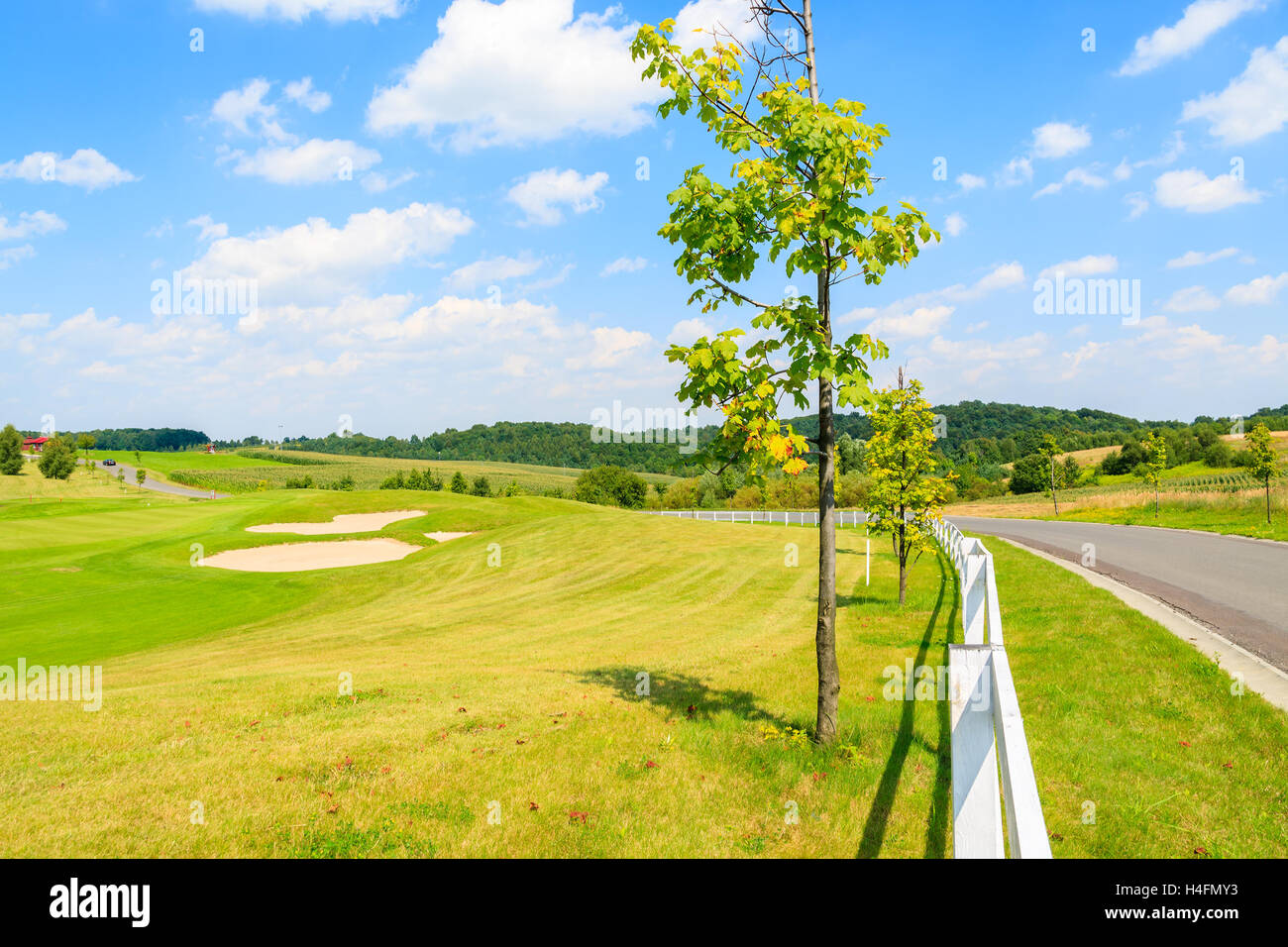 Route de golf aire de jeu en Paczultowice village près de Cracovie aux beaux jours de l'été, Pologne Banque D'Images