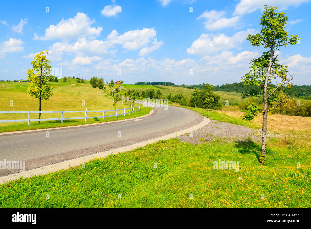 Route de golf aire de jeu en Paczultowice village près de Cracovie aux beaux jours de l'été, Pologne Banque D'Images