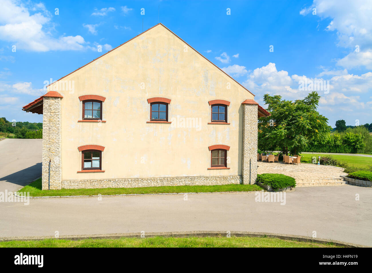 Historique La rue avec restaurant avec chaises et tables sur une terrasse ensoleillée dans Paczultowice village, Pologne Banque D'Images